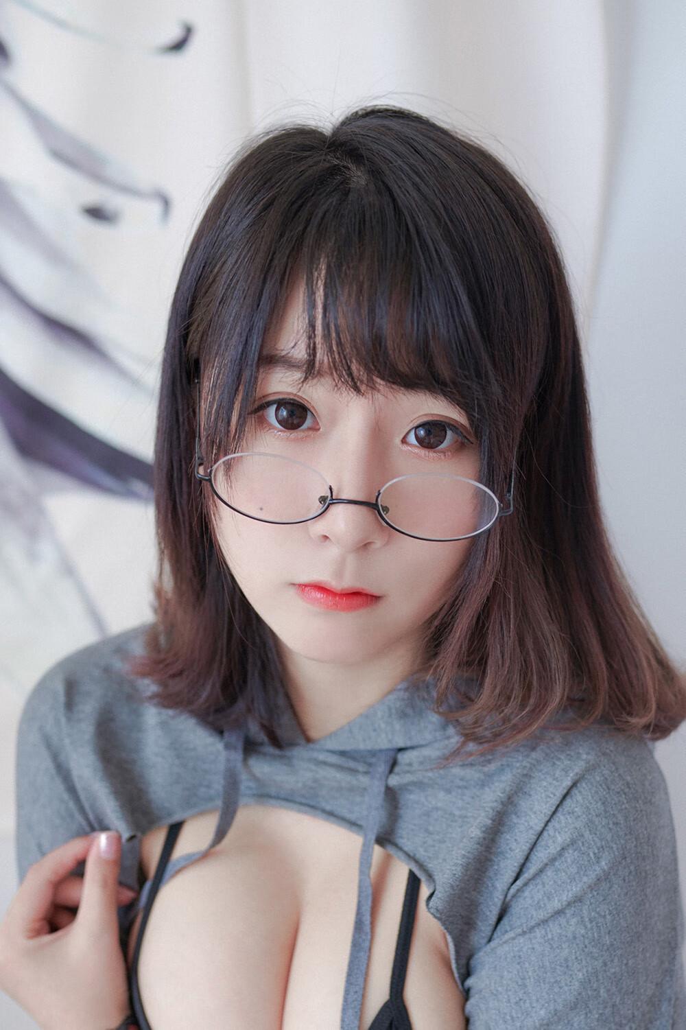 猫九酱 超小比基尼眼镜娘 [34P-68MB]