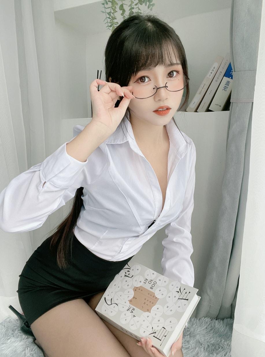 不呆猫 黑斯包臀OL-不看后悔