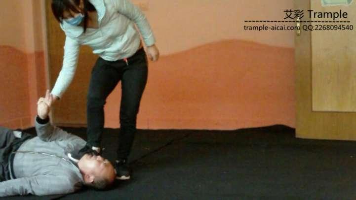 女子大生防狼术演练