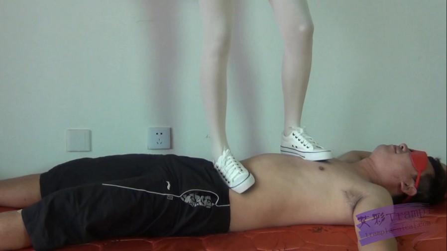 LULU 新买的帆布鞋踩踏 不喜欢舔也得舔