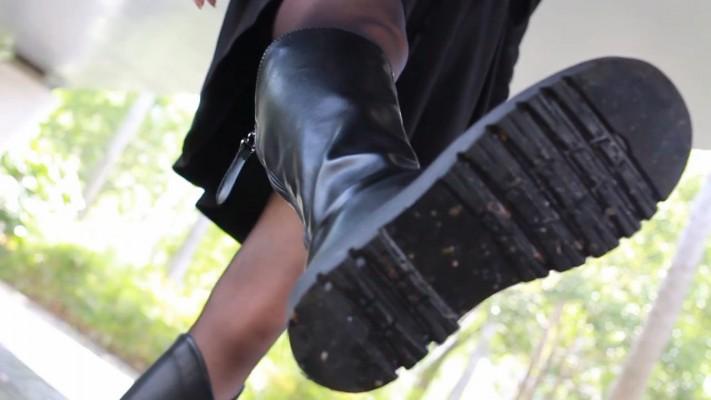 【黑丝诱惑】00后素人姣姣的室外黑丝诱惑长靴踩踏 YC-221110