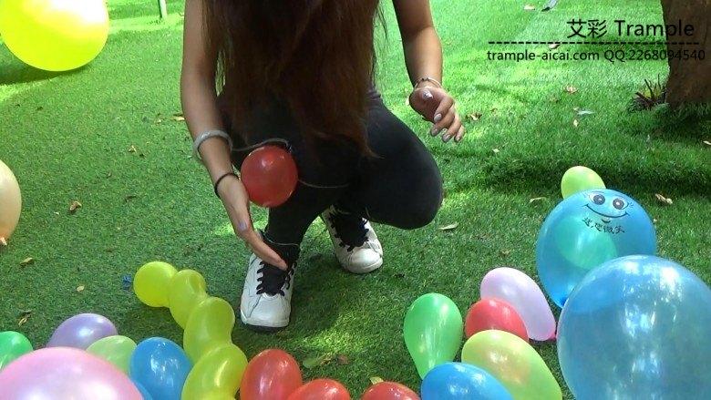 黑丝运动鞋雨靴踩气球
