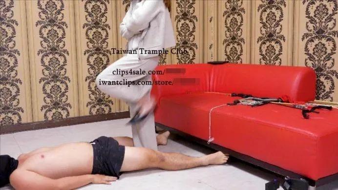台湾踩踏俱乐部 VITA暴力跺屌踹下体 台湾踩踏俱乐部 VITA暴力跺屌踹下体