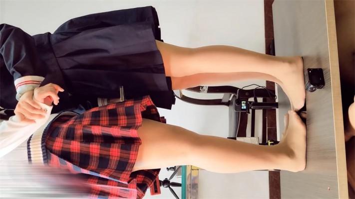 【婧児小主】婧児小意双S长靴肉丝践踏蛮横男把他困在地板下踩脸羞辱 YC-220322