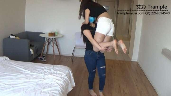 女女扛抱骑脖子