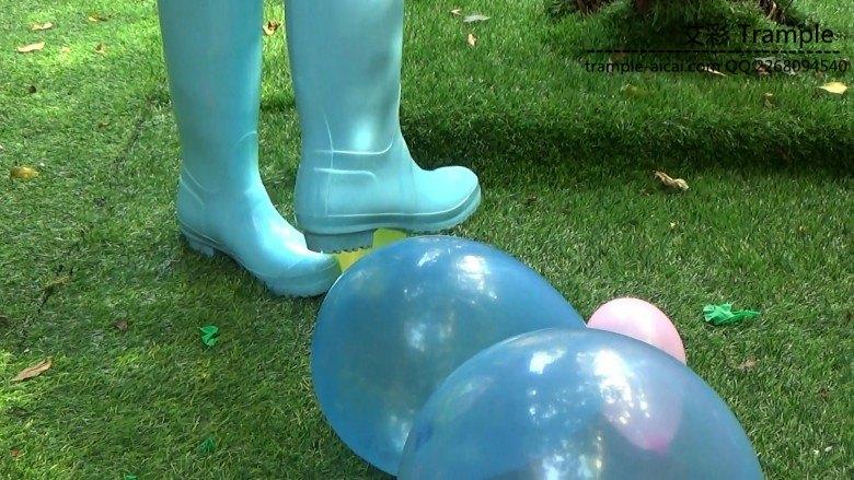 黑丝运动鞋雨靴踩气球