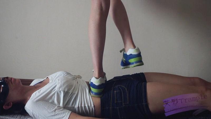 『小妮女女』白袜运动鞋的羞辱践踏女奴