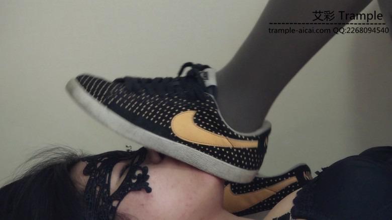 『小妮女女』性感丝袜运动鞋踩踏调教
