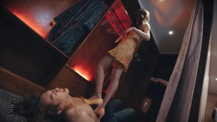 『奴隶岛』—服装店刺激高跟踩踏