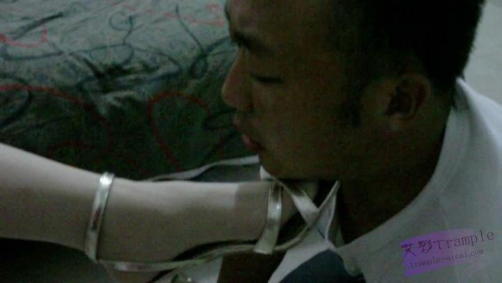 美少女惩治暴力男. 美少女惩治暴力男.