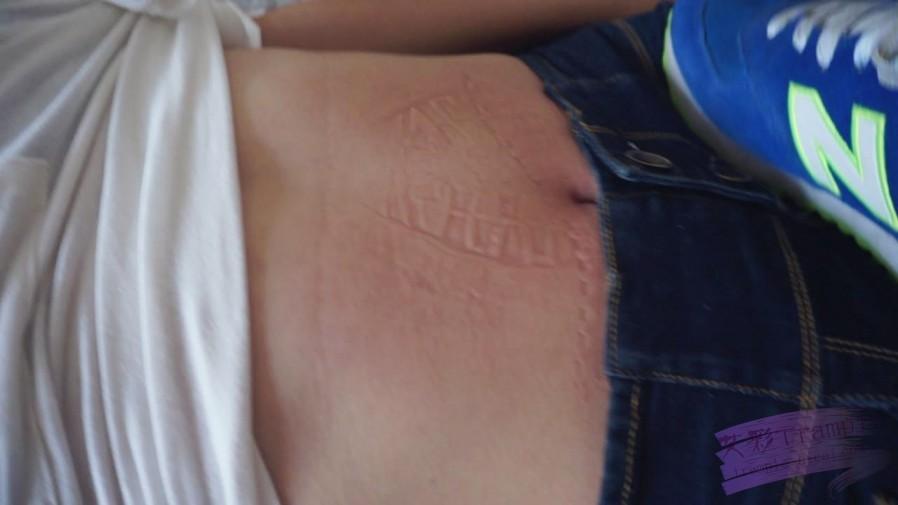 『小妮女女』白袜运动鞋的羞辱践踏女奴