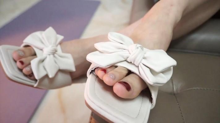 【黑丝诱惑】沐沐原味脏小白鞋踢裆踩踏 YC-220427-5