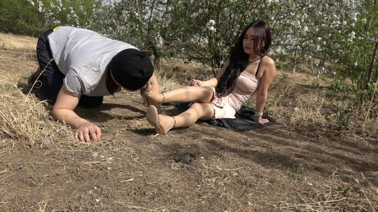 户外重度虐乳，极度羞辱