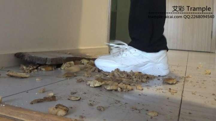 高跟白色运动鞋木板 物品粉碎