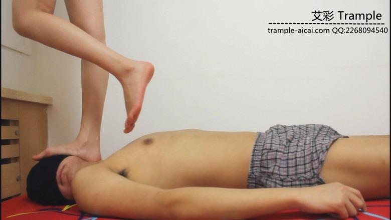 按摩院说服技师踩踏自己
