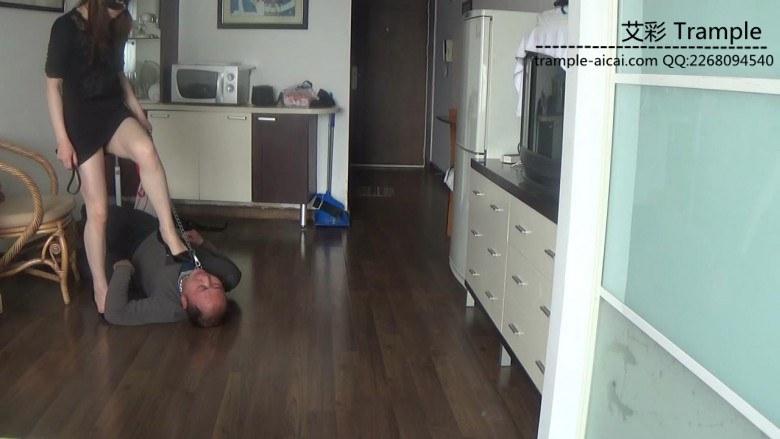 莉莉女主骑马腿绞