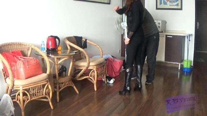 女杀手老大教训废物马仔