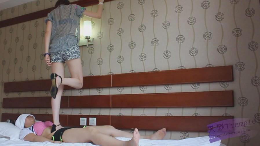 『小妮女女』平底鞋全体重践踏母狗，跺下体跺胸，全重量踩脸脖子，羞辱-