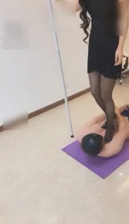 冷柔重度虐乳踩踏