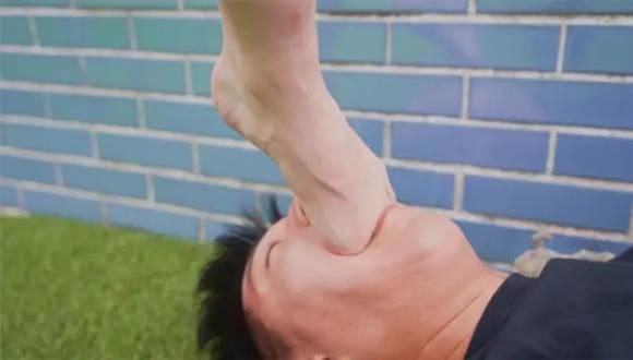 『奴隶岛』〔Magic︱Mirror 魔镜少女〕—星奈羞辱绿帽老公