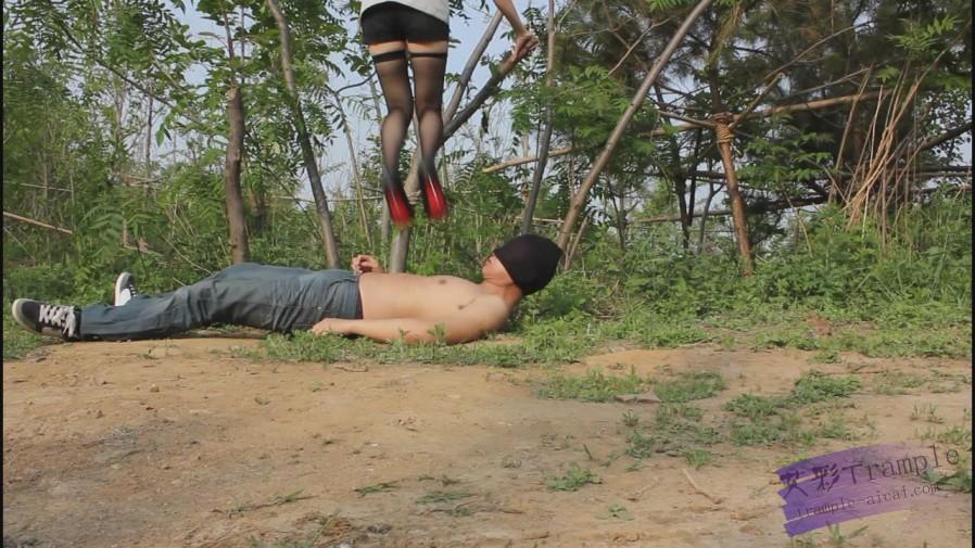 户外高跟践踏调教，舔鞋底，舔黑丝嫩白玉足