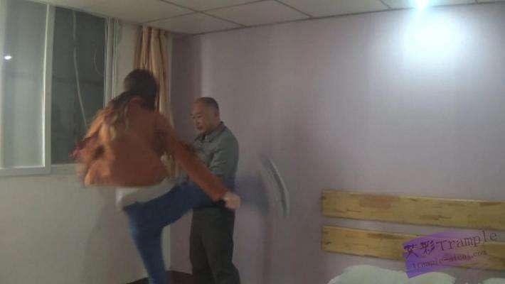 跆拳道美女人肉沙包 跆拳道美女人肉沙包