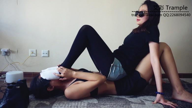 『小妮女女』原味白袜皮靴暴力调教瘦弱女M，踢裆，踩踏，羞辱，闻臭袜子。