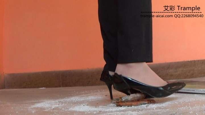 高跟肉丝木板物品粉碎