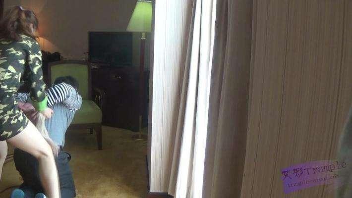 女特战队员审讯男俘虏