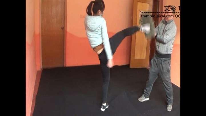 女子大生防狼术演练