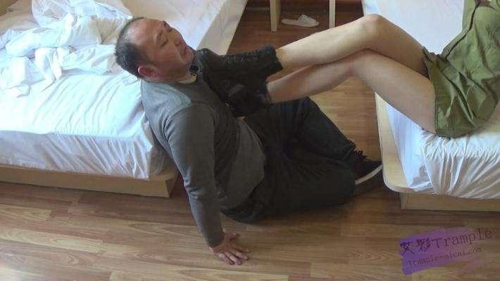 性感长腿女特工虐杀男间谍—最后用脚扭断脖子