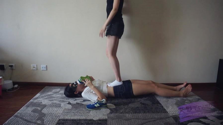 『小妮女女』白袜运动鞋的羞辱践踏女奴