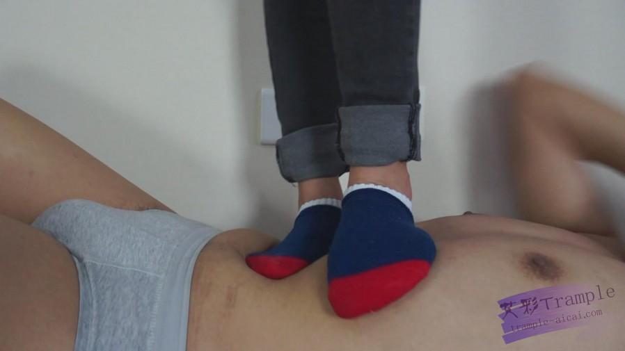 美女原味皮鞋+原味袜子踩踏,舔脏鞋子,闻臭袜子 美女原味皮鞋+原味袜子踩踏,舔脏鞋子,闻臭袜子