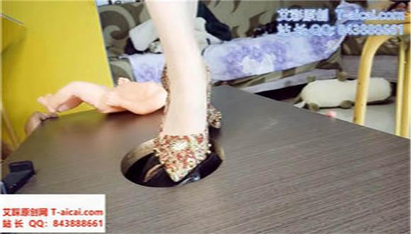 婧児运动后 三双高跟鞋丝袜 抬起脚玩弄踩踏人脸地板
