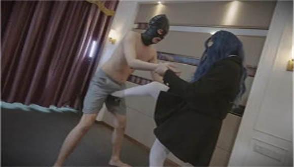 『奴隶岛』—〔Magic︱Mirror 魔镜少女〕—合租的小奶狗室友被踢裆 MM-210602