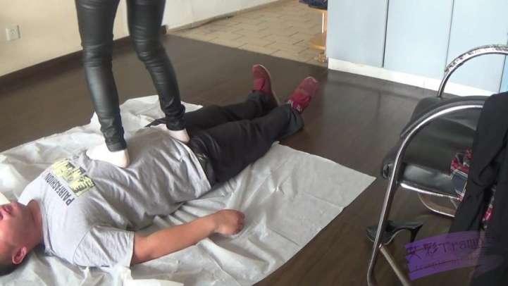 女生骑乘白袜玩脸.