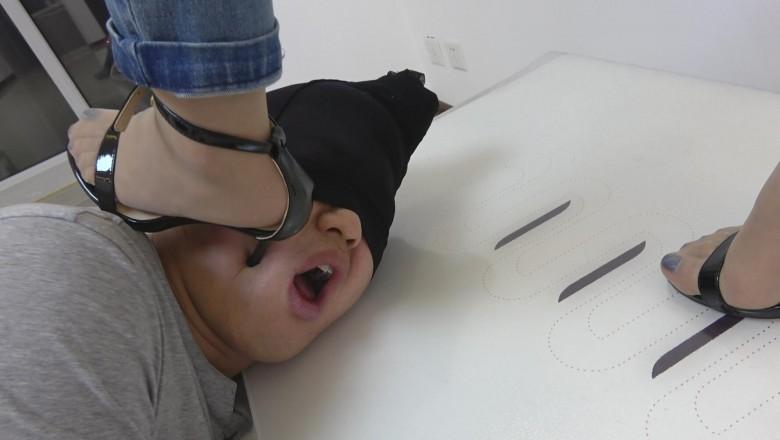 茶几高跟踩踏狗舌，狗脸