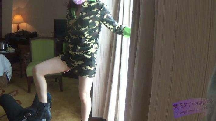 女特战队员审讯男俘虏