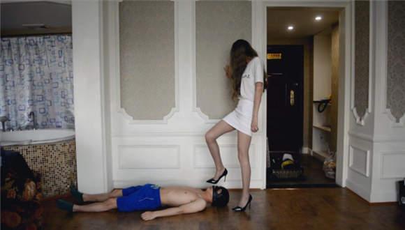 『奴隶岛』—萱萱T恤高跟鞋跺脸