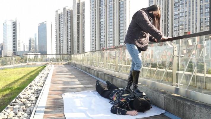 【黑丝诱惑】素人姣姣室外公园牛仔裤长靴踩踏狗奴 YC-221224-3