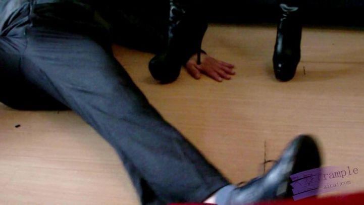 挟持美女秘书反被虐。