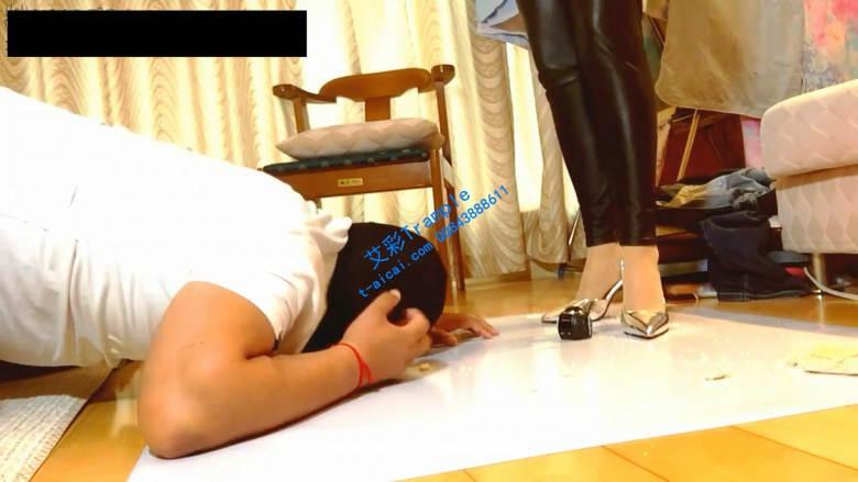 奴隶饥渴的舔舐着主人的脚指头