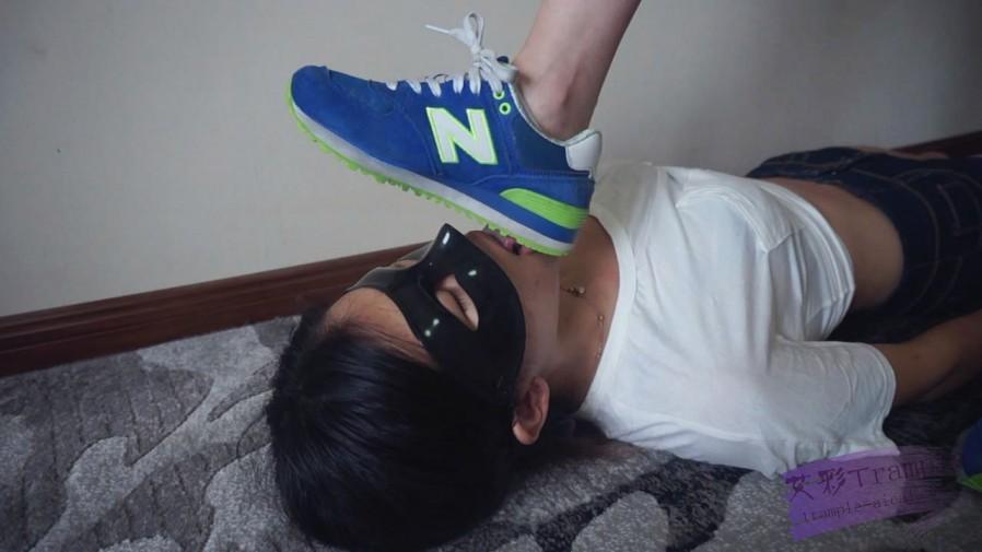 『小妮女女』白袜运动鞋的羞辱践踏女奴