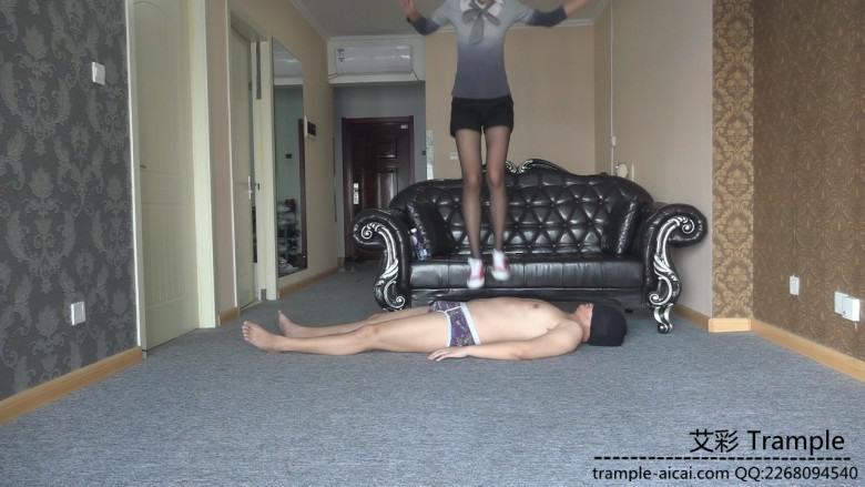 173美眉黑丝帆布鞋踢裆+随意踩踏