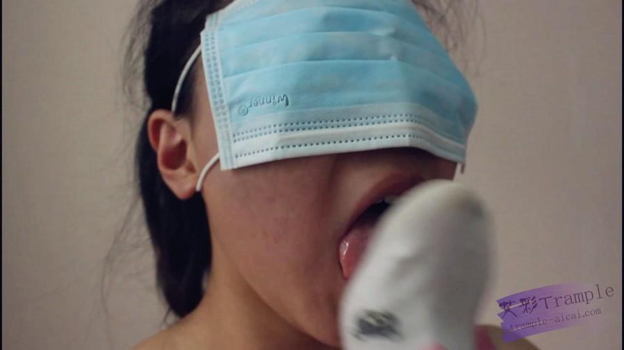 『小妮女女』汗渍脏袜子羞辱，残忍虐母狗