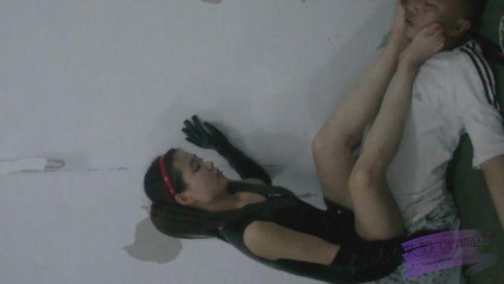 黑皮衣狠辣女警潜入（2）—高抬腿踩脖子踩死吐血