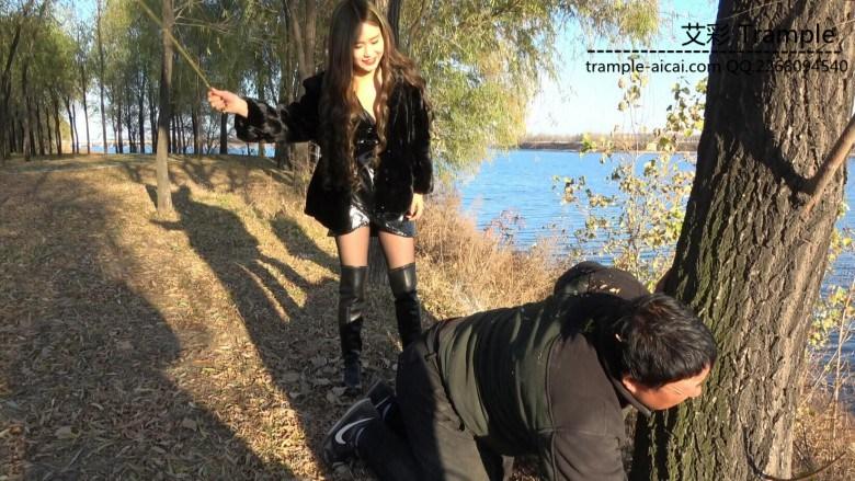 冷柔公园当众调狗