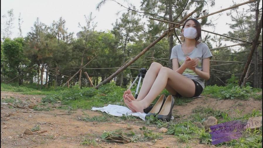 户外高跟践踏调教，舔鞋底，舔黑丝嫩白玉足