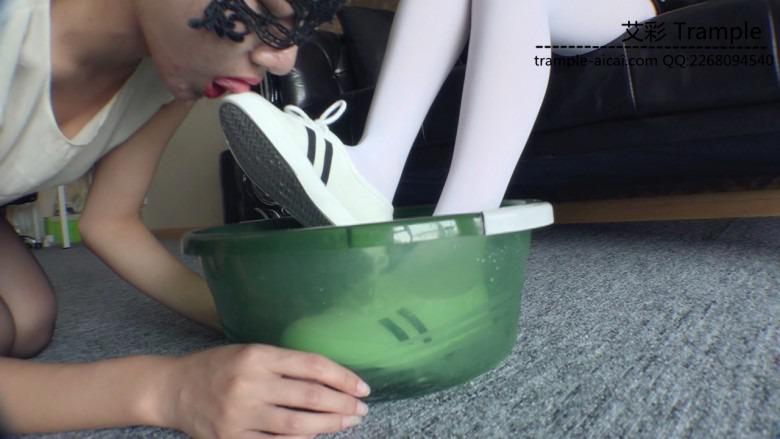 『小妮女女』虐待羞辱撞衫女奴，烧鞋舔食