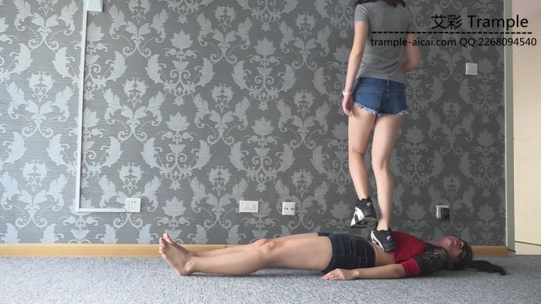 『小妮女女』白袜运动鞋全体重无情践踏女M